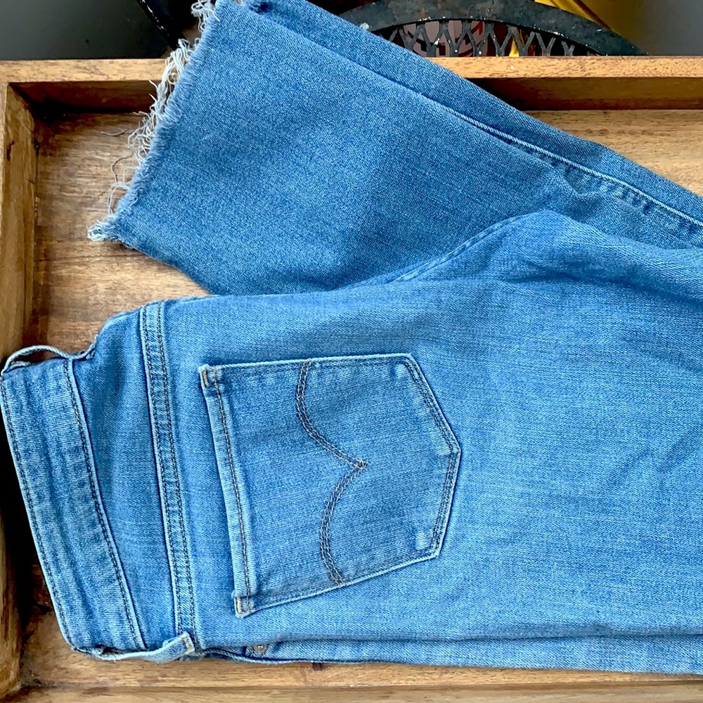Mid/ high rise Levi’s with raw hem!